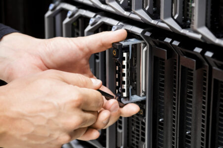 IT-Technikern bei der Arbeit an einem Server in einem Rechenzentrum